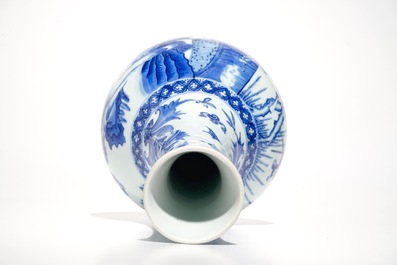 Un vase de forme bouteille en porcelaine de Chine bleu et blanc, &eacute;poque Transition